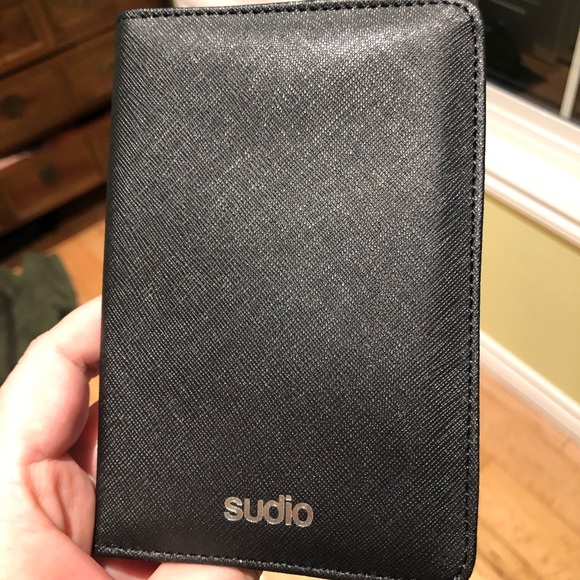 Sudio Passport holder - Picture 1 of 3